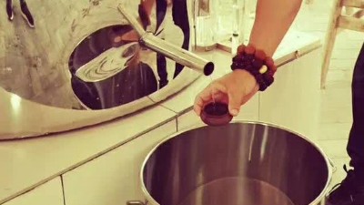 為什么冬季從小型酒廠釀酒設(shè)備蒸出的白酒會(huì)發(fā)苦呢？