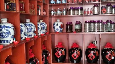瓶裝酒橫行，是什么讓人們?cè)俅螑凵闲⌒途茝S釀酒設(shè)備生產(chǎn)的散酒？