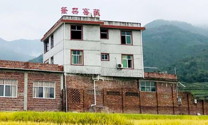 23-驚，藥材商竟改行用不銹鋼釀酒設(shè)備開了個(gè)“筆架窖藏”酒坊！