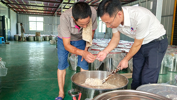 7月天氣炎熱，還可用小型酒廠釀酒設(shè)備做酒嗎？