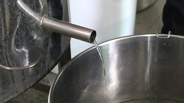 夏季用小型酒廠釀酒設(shè)備做酒產(chǎn)量驟減，他急瘋了