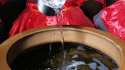 大型釀酒設(shè)備廠家告訴你，不同香型白酒貯存多長時間才好喝