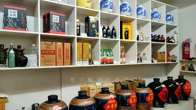 1條街4家用蒸酒設(shè)備烤酒的白酒鋪，不見顧客上門卻一直開著