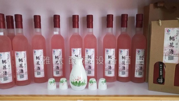 桃花源不僅桃花美，用熟料釀酒設(shè)備釀造的桃花酒更美