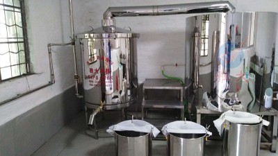 用蒸酒設備做酒，這樣做出酒穩(wěn)定，出高度酒也多。