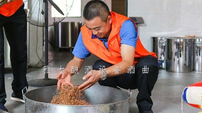 11月，雅大迎來了釀酒實操教學(xué)小高峰，學(xué)員們擼起袖子加油干